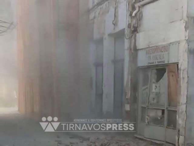 Νέες φωτογραφίες από τη στιγμή της κατάρρευσης του κτιρίου στην Κεντρική Πλατεία Τυρνάβου