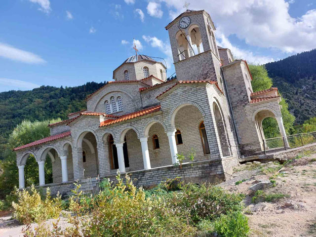Ροποτό Τρικάλων: Η εκκλησία της Παναγίας Θεοτόκου που έχει κλίση και προκαλεί ναυτία