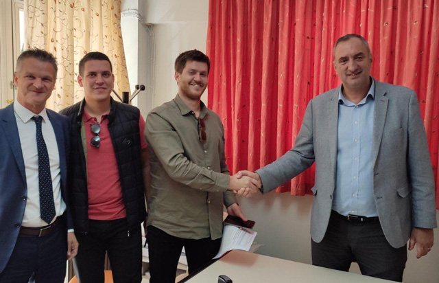 Υπογράφηκε η σύμβαση από το Δήμαρχο Τυρνάβου με την ανάδοχο εταιρία για το δίκτυο αποχέτευσης ακάθαρτων στο Δαμάσι