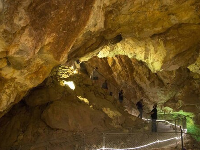 Εγκλωβισμένοι 60 μέτρα κάτω απ΄τη γη μέσα σε αρχαίο υπόγειο σπηλαίο – Άγνωστο το πότε θα μπορέσουν να βγουν