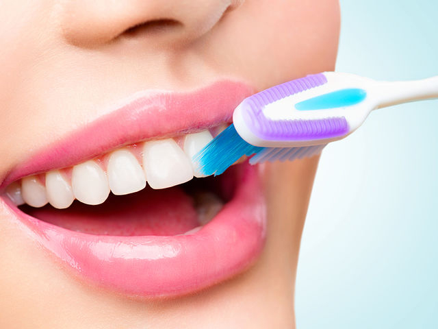 Τα πέντε μεγαλύτερα λάθη που κάνουμε όταν βουρτσίζουμε τα δόντια