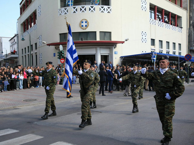 Εντυπωσιακή η στρατιωτική παρέλαση στη Λάρισα