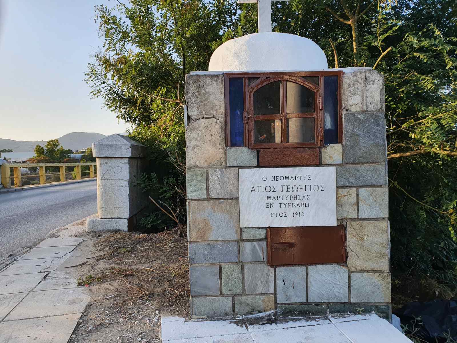 Οι Ενεργοί πολίτες Τυρνάβου καθάρισαν και έβαψαν το πέτρινο εικονοστάσιο στην είσοδο της Γέφυρας