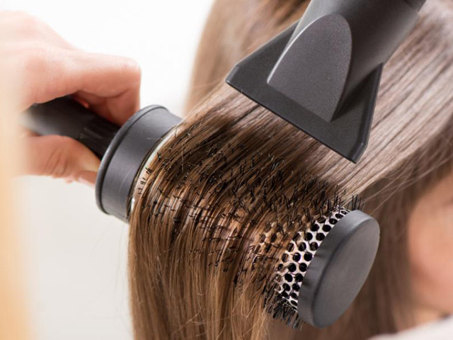 Νέα έρευνα δείχνει ότι τα προϊόντα για το ίσιωμα μαλλιών αυξάνουν τον κίνδυνο καρκίνου της μήτρας