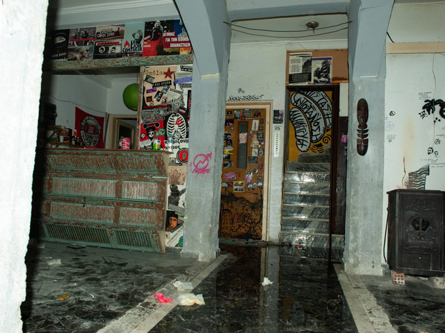 Ολοκληρώθηκε αστυνομική επιχείρηση εκκένωσης υπό κατάληψη κτιρίου στη Λάρισα