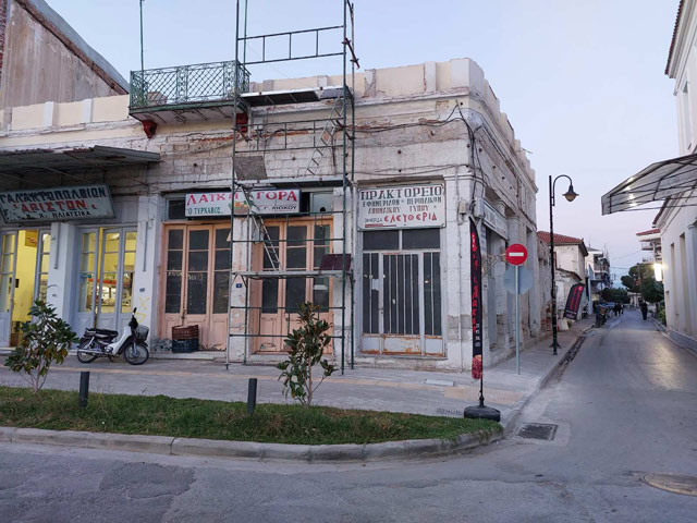 Τελείωσαν οι εργασίες στο κτίριο της κεντρικής πλατείας Τυρνάβου που είχε καταρρεύσει