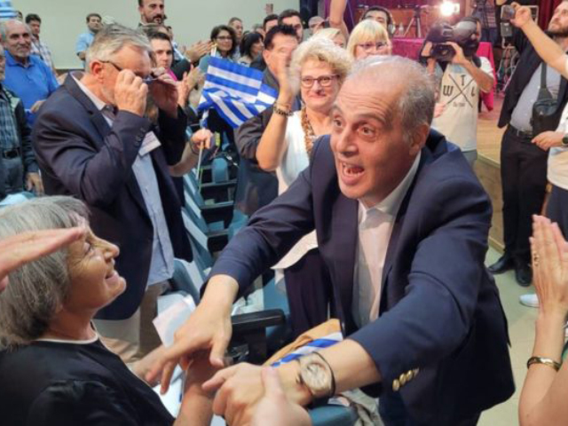 Ο Βελόπουλος, η «καραμπινάτη» τυρναβίτικη απουσία και η… πολύπαθη έδρα στη Λάρισα