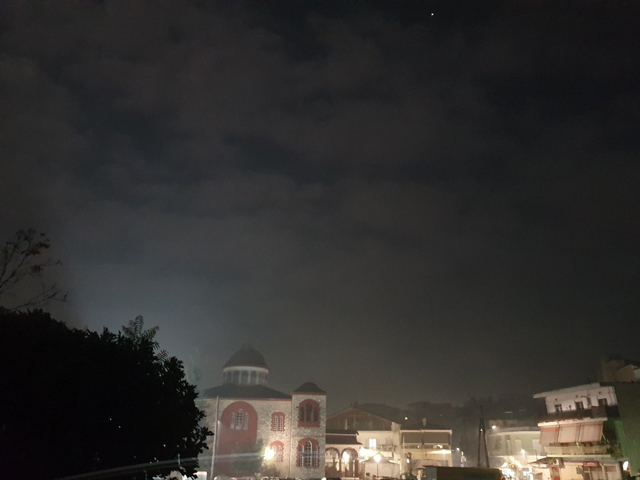 Πυκνό σύννεφο καπνού κάλυψε τον Τύρναβο
