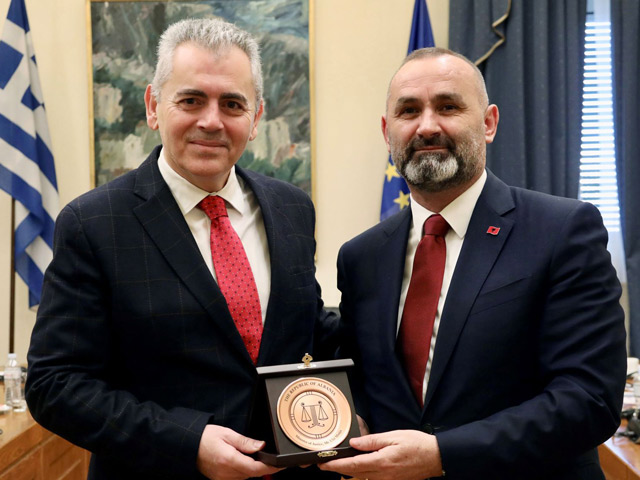 Συνάντηση Μάξιμου με Αλβανό Υπουργό Δικαιοσύνης: “Κλειδί” για την ΕΕ ο σεβασμός στα δικαιώματα της ελληνικής μειονότητας