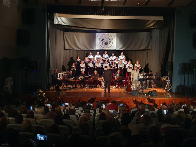 Κατάμεστο το Δημοτικό Θέατρο Τυρνάβου για τη συναυλία του Παντελή Θαλασσινού (βίντεο)