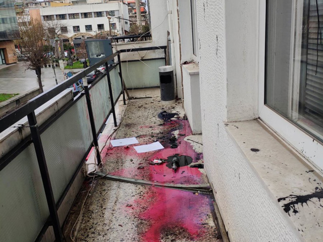 ΔΕΕΠ Λάρισας: Tην ευθύνη για την επίθεση με μπογιές ανέλαβαν οι «Αναρχικές / Αναρχικοί»