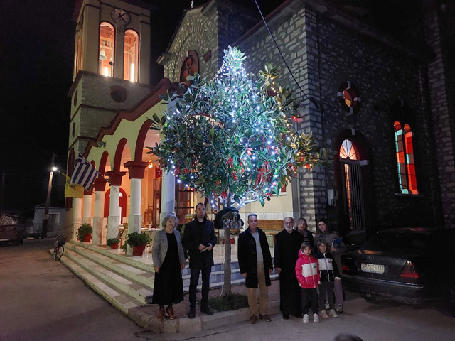 Άναψε το Χριστουγεννιάτικο Δένδρο στον Άγιο Ιωάννη Τυρνάβου