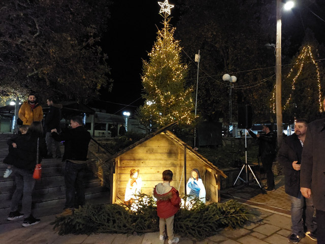 Αναμματα των Χριστουγεννιάτικων Δέντρων στις πλατείες των χωριών στον Δήμο Τεμπών