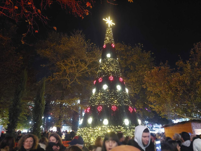 Την Παρασκευή 1 Δεκεμβρίου το άναμμα του Χριστουγεννιάτικου δένδρου στην Λάρισα με Σταβέντο και Ήβη Αδάμου
