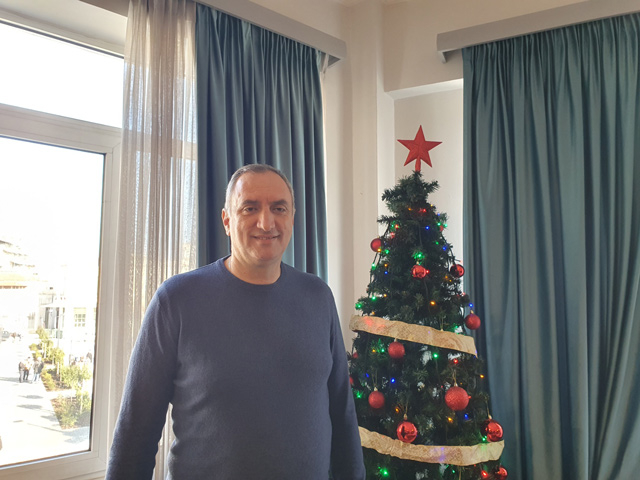 Ο Δήμαρχος Τυρνάβου στέλνει τις ευχές του για τις γιορτές μέσα από την κάμερα του TP