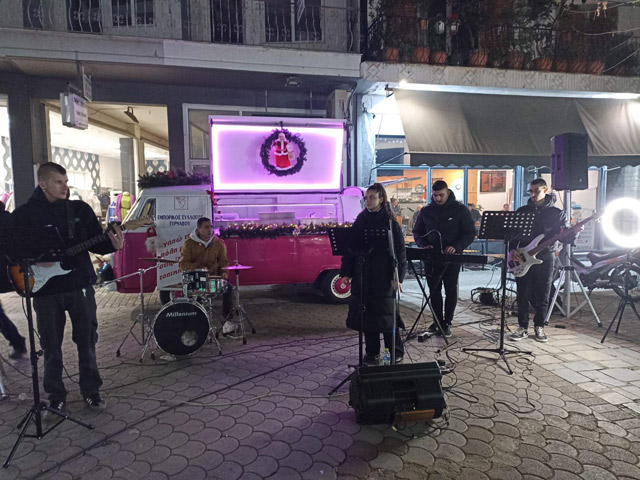 Εκδήλωση του Εμπορικού Συλλόγου Τυρνάβου στο πεζοδρόμο της Αγίας Παρασκευής