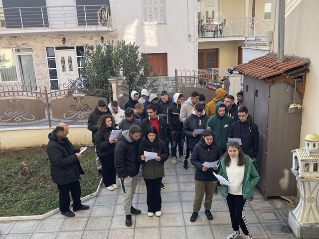 Μαθητές του ΕΠΑΛ Τυρνάβου τραγούδησαν τα κάλαντα στην Χριστίνα που πολεμάει με σθένος τον καρκίνο
