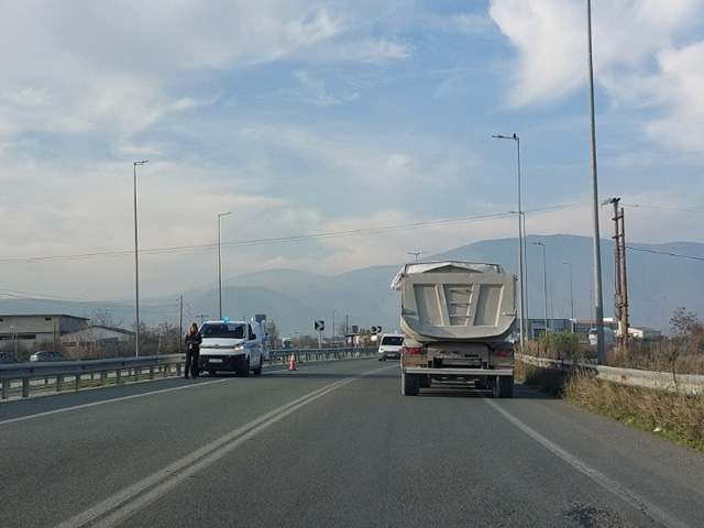 Τροχαίο ατύχημα στην Εθνική οδός Κοζάνης Λάρισας – Στην έξοδο του Τυρνάβου