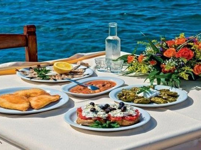 Δεύτερη καλύτερη στον κόσμο η ελληνική κουζίνα