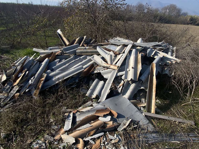 Λαϊκή Συσπείρωση Τυρνάβου: Ασυνείδητοι εναπόθεσαν παράνομα επικίνδυνα υλικά από κατεδαφίσεις