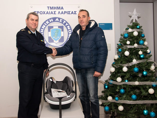 Δωρίστηκε από τον Διοικητή του Τμήματος Τροχαίας Λάρισας, παιδικό κάθισμα αυτοκινήτου στον πατέρα του πρώτο παιδιού που γεννήθηκε στη Λάρισα