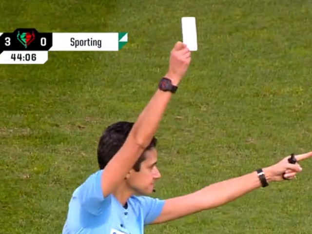 Για πρώτη φορά διαιτητής έδειξε λευκή κάρτα σε αγώνα ποδοσφαίρου