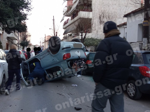Απίστευτο τροχαίο ατύχημα στην Λάρισα – «Τούμπαρε» αυτοκίνητο!