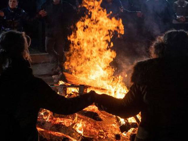 Οι Αποκριάτικες εκδηλώσεις του Δήμου Ελασσόνας συνεχίζονται με το παραδοσιακό έθιμο “Άναμμα Φωτιάς”