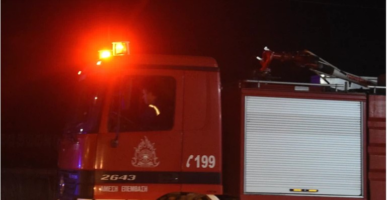 Ανετράπη πυροσβεστικό όχημα στη Γιάννουλη Λάρισας – Επιχείρηση διάσωσης 4 ατόμων