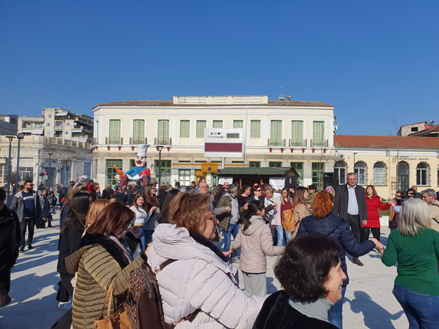 Τσίκνισε ο Τύρναβος – Πλήθος κόσμου στην κεντρική πλατεία Τυρνάβου (φώτο-βίντεο)