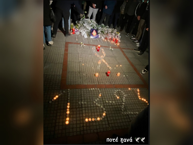 Συγκίνηση στον ΟΣΕ Λάρισας – Λευκά λουλούδια και κεριά στην μνήμη των ανθρώπων που χάθηκαν