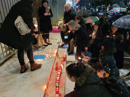 Σιωπηροί για ακόμη ένα βράδυ οι Λαρισαίοι – Άναψαν κεριά για τα θύματα της τραγωδίας των Τεμπών
