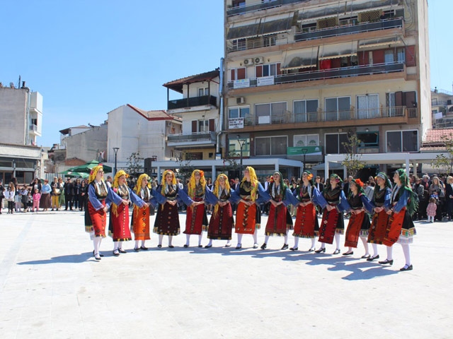 Χόρεψαν στην κεντρική πλατεία Τυρνάβου μετά την παρέλαση