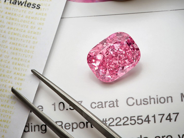 Σπάνιο ροζ διαμάντι βγαίνει σε δημοπρασία – Η αξία του εκτιμάται στα 35 εκατομμύρια δολάρια