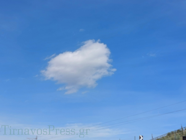 Ένα σύννεφο πάνω από το τραγικό σημείο την ώρα που γίνονταν το Τρισάγιο στα Τέμπη