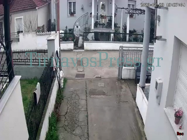 Θρασύτατη κλοπή στον Τύρναβο καταγράφεται σε κάμερα ασφαλείας (βίντεο)