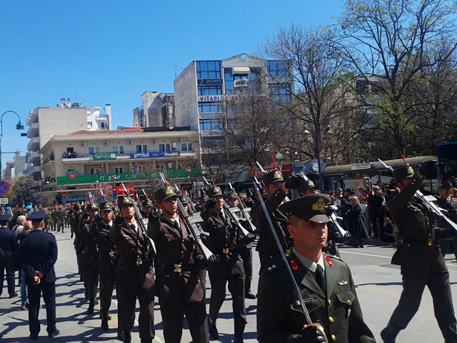 Έφεδροι αξιωματικοί και αγήματα του Στρατού παρέλασαν στη Λάρισα