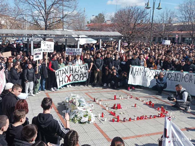 Πλήθος νέων στους δρόμους της Λάρισας – Οργή για την εθνική τραγωδία