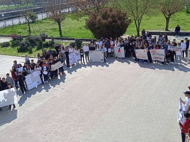 Εκδήλωση συμπαράστασης του Γυμνασίου Αμπελώνα για την τραγωδία στα Τέμπη