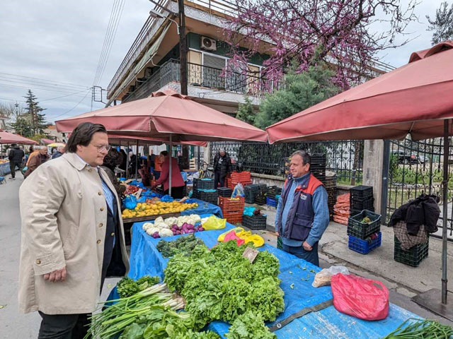 Ο Θωμάς Παπαλιάγκας στη λαϊκή αγορά της Νέας Σμύρνης