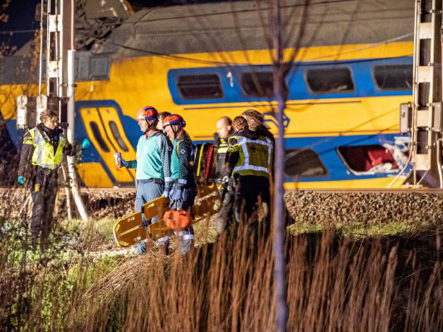Σύγκρουση τρένου στην Ολλανδία: Σκηνές χάους και εκκλήσεις για βοήθεια (βίντεο)