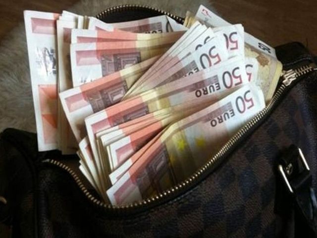 Τρίκαλα: Γυναίκα βρήκε φάκελο με 17 χιλιάδες ευρώ και τα παρέδωσε στην Αστυνομία