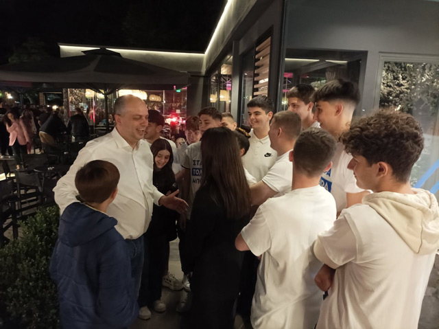 Κοσμοσυρροή νέων ανθρώπων για τον Χρήστο Καπετάνο στη βραδιά επικοινωνίας στο «Κηποθέατρο Αλκαζάρ»: «Μαζί θα φτιάξουμε την Ελλάδα του μέλλοντος»