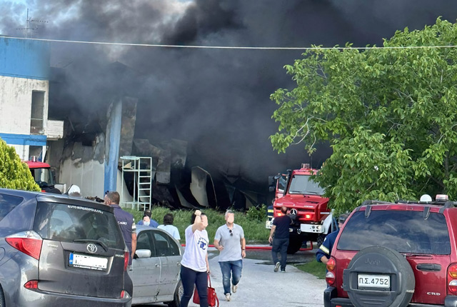 Μεγάλη φωτιά σε εργοστάσιο με μοκέτες στην Λάρισα