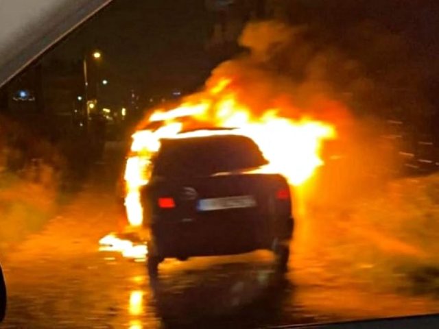 Φωτιά ξέσπασε σε αυτοκίνητο κοντά στον κόμβο της Γυρτώνης