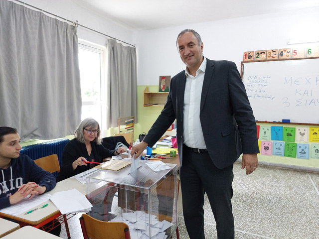 Ο Δήμαρχος Τυρνάβου άσκησε το εκλογικό του δικαίωμα – Συνεχίζεται η ψηφοφορία των πολιτών
