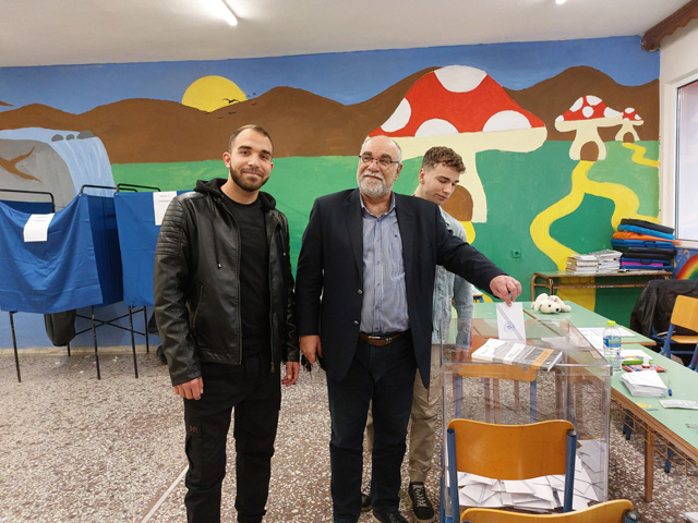 Ο Στέλιος Ροντούλης ψήφισε παρέα με την νέα γενιά στον Τύρναβο