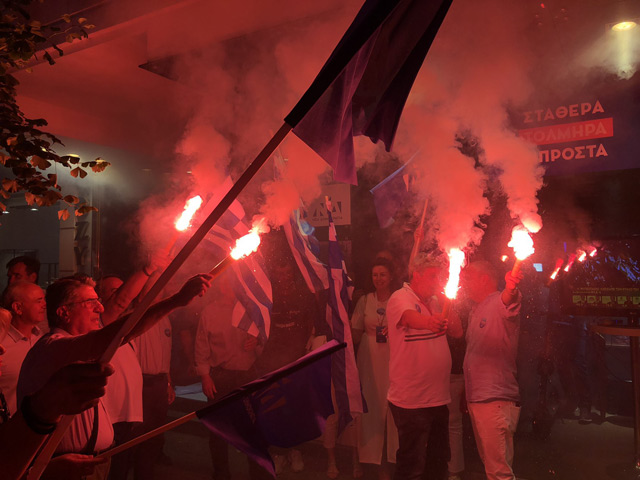 Κόρνες, συνθήματα και καπνογόνα στην Λάρισα για την νίκη της ΝΔ
