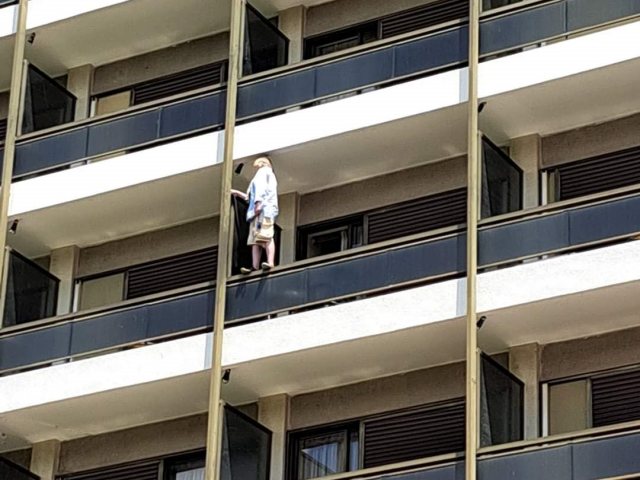Λάρισα: Γυναίκα απειλεί να αυτοκτονήσει από μπαλκόνι ξενοδοχείου