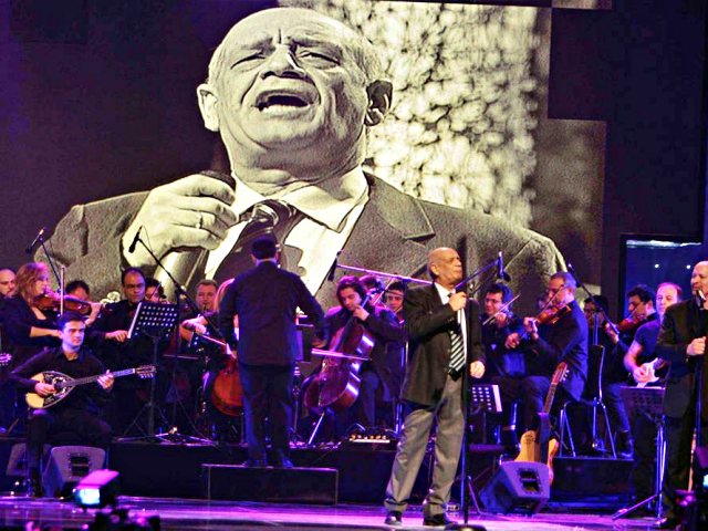 Έμεινε στα αζήτητα για 20 χρόνια: Η ιστορία του τραγουδιού που το “πήρε” ο Μητροπάνος και το τραγούδησε όλη η Ελλάδα